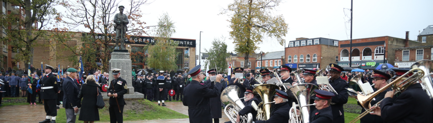 Crowds at Dartford War Memorial